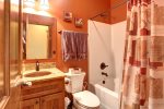 Foote Creek Lodge master bath with tub/shower combo.